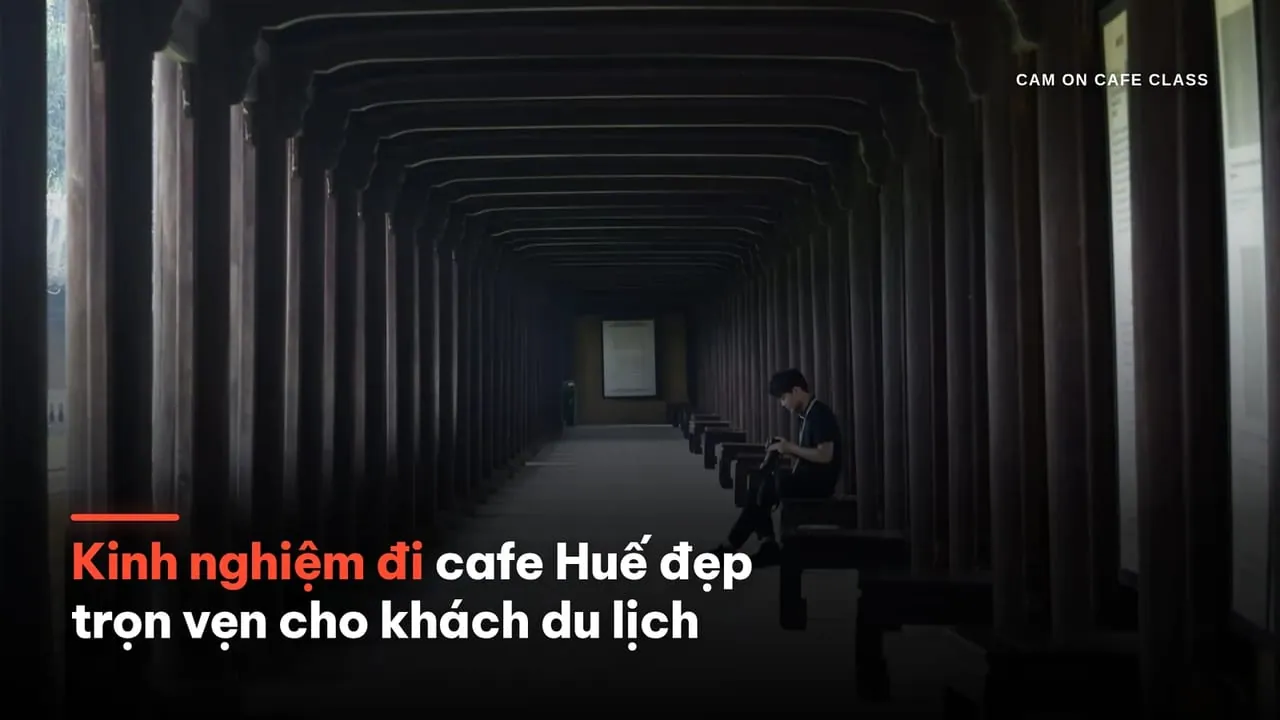 Khách du lịch thưởng thức cà phê tại không gian văn hóa Huế